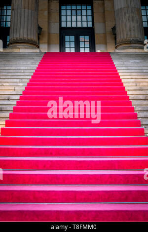 Roter Teppich auf der Treppe, die zu einem großartigen Ereignis Stockfoto