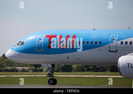 Der TUI-Airways Boeing757-200, Registrierung G-OOBC, weg vom Flughafen Manchester, England. Stockfoto