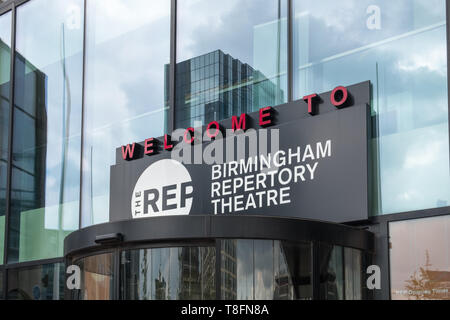 Der Eingang der Birmingham Repertory Theatre in Centenary Square, Street, Birmingham, UK Stockfoto