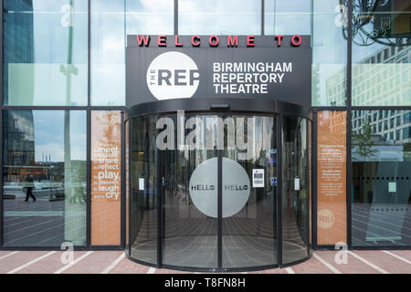 Der Eingang der Birmingham Repertory Theatre in Centenary Square, Street, Birmingham, UK Stockfoto