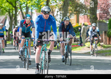 Mitfahrer im Birmingham Velo 100 Meile cycle Ride, Ride durch die grünen Vorort von Birmingham Harborne in Richtung Ziellinie Stockfoto