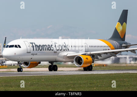 Ein Airbus A321 G-TCDL von Thomas Cook Airlines am Flughafen Manchester, England. Stockfoto