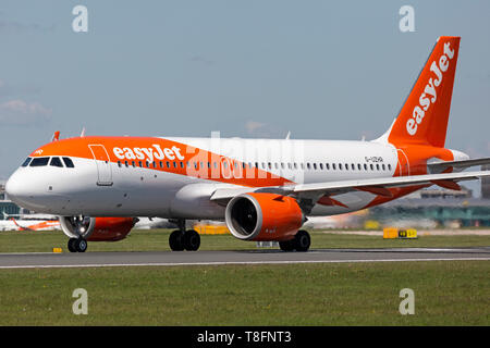 Easyjet Airbus A320neo-Flugzeuge, Registrierung G-UZHR, am Flughafen von Manchester, England. Stockfoto