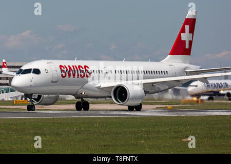 Swiss International Airways Bombardier CS300, oder wie es ist jetzt bekannt, ein Airbus A 220-300, Registrierung HB-JCM, am Flughafen von Manchester, England. Stockfoto