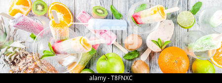 Bunte Fruchteis Popsicle. Saftige gelato Lutscher auf Stöcke, mit verschiedenen frischen tropischen Früchte, Holz- Background Copy space Stockfoto