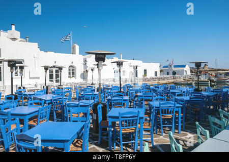 Gemütliches Café im Freien in Naoussa Hafen auf der Insel Paros, Griechenland Stockfoto