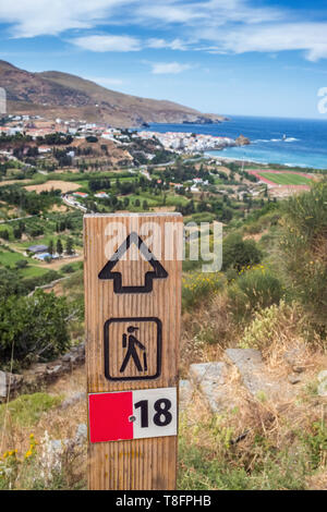 Wanderweg Markierung in der Nähe der Stadt Chora auf Andros, Griechenland. Stockfoto