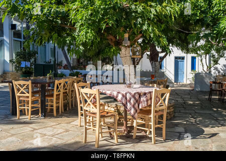 Gemütliches Café im Freien in Lefkes Village auf der Insel Paros, Kykladen Stockfoto