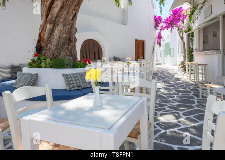 Gemütliches Café im Freien in der Stadt Naoussa auf Paros, Griechenland Stockfoto