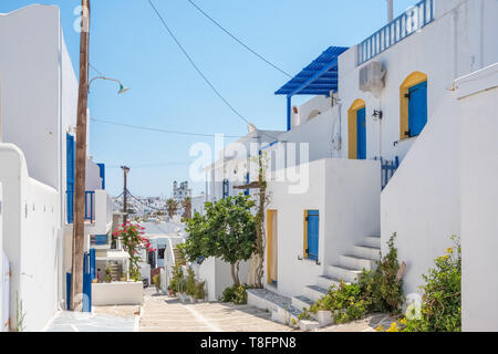 Blick auf eine schöne weiße Straße in der Altstadt von Naoussa, Paros, Kykladen Stockfoto