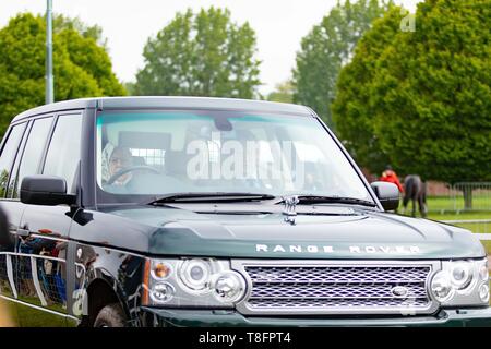 Ihre Majestät Königin Elizabeth II. mit dem Auto zum Ring die Highland Pony Klasse zu beobachten. Range Rover. Royal Windsor Horse Show. Windsor. Berkshire. Vereinigtes Königreich. GBR. 09.05.2019. Stockfoto