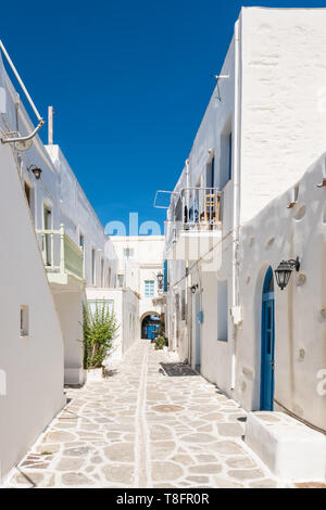 Blick auf eine typische Gasse in der Altstadt von Naoussa, Paros, Kykladen Stockfoto