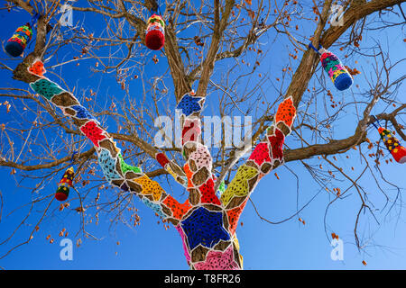 Bäume mit Häkeln Arbeit als Teil der Weihnachtsfeier eingerichtet, das in der ummauerten Stadt Mértola, süd-östlich der Region Alentejo, Portugal. Stockfoto