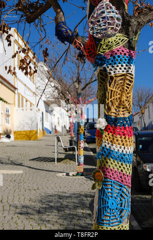 Bäume mit Häkeln Arbeit als Teil der Weihnachtsfeier eingerichtet, das in der ummauerten Stadt Mértola, süd-östlich der Region Alentejo, Portugal. Stockfoto