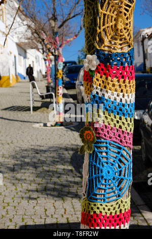 Bäume mit Häkeln Arbeit als Teil der Weihnachtsfeier eingerichtet, das in der ummauerten Stadt Mértola, süd-östlich der Region Alentejo, Portugal. Stockfoto