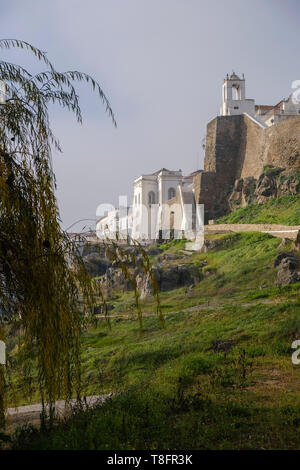 Blick auf den Fluss, von Mauern umgebene Stadt Mértola, im Südosten der Region Alentejo, Portugal. Mértola liegt in der Parque Natural do Vale do Guadiana. Stockfoto