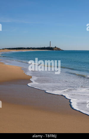 Blick entlang der Playa Zahora Strand in Richtung Faro de Trafalgar Leuchtturm, Andalusien, Spanien. Die historische Schlacht von Trafalgar nahm gerade Offshore hier platzieren. Stockfoto