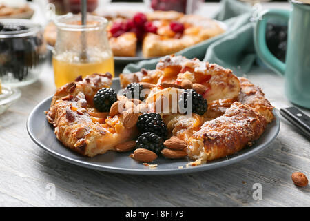 Platte mit köstlichen Pfirsich Galette auf Licht Tabelle Stockfoto