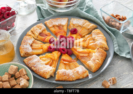 Mit köstlichen Pfirsich Galette und Produkte, die sich auf Licht Tabelle Stockfoto