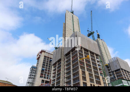 Woking, Surrey: Bau der neuen Hochhaus gemischte Verwendung Victoria Square Entwicklung weiterhin mit konkreten Kerne und Turmdrehkrane Stockfoto