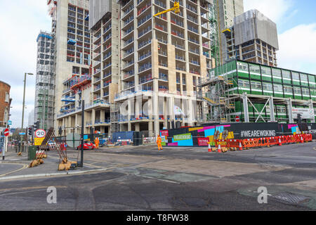 Woking, Surrey: Bau der neuen Hochhaus gemischte Verwendung Victoria Square Entwicklung weiterhin mit konkreten Kerne und Turmdrehkrane Stockfoto