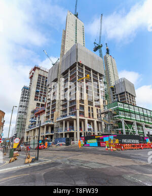 Woking, Surrey: Bau der neuen Hochhaus gemischte Verwendung Victoria Square Entwicklung weiterhin mit konkreten Kerne und Turmdrehkrane Stockfoto