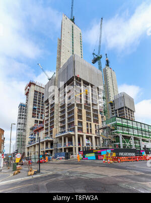 Woking, Surrey: Bau der neuen Hochhaus gemischte Verwendung Victoria Square Entwicklung weiterhin mit konkreten Kerne und Turmdrehkrane Stockfoto