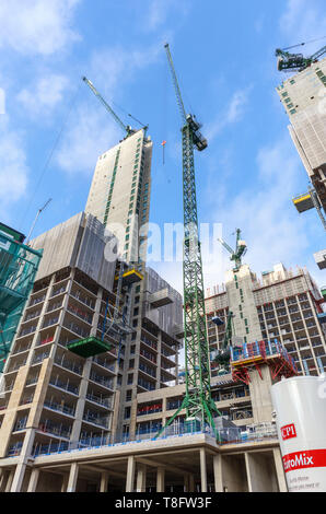 Woking, Surrey: Bau der neuen Hochhaus gemischte Verwendung Victoria Square Entwicklung weiterhin mit konkreten Kerne und Turmdrehkrane Stockfoto