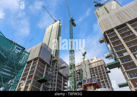 Woking, Surrey: Bau der neuen Hochhaus gemischte Verwendung Victoria Square Entwicklung weiterhin mit konkreten Kerne und Turmdrehkrane Stockfoto