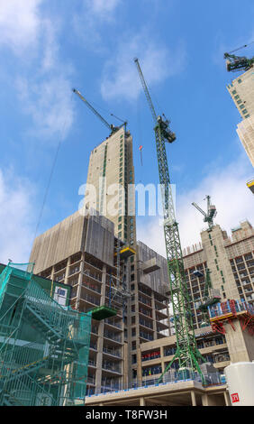 Woking, Surrey: Bau der neuen Hochhaus gemischte Verwendung Victoria Square Entwicklung weiterhin mit konkreten Kerne und Turmdrehkrane Stockfoto