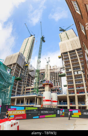 Woking, Surrey: Bau der neuen Hochhaus gemischte Verwendung Victoria Square Entwicklung weiterhin mit konkreten Kerne und Turmdrehkrane Stockfoto