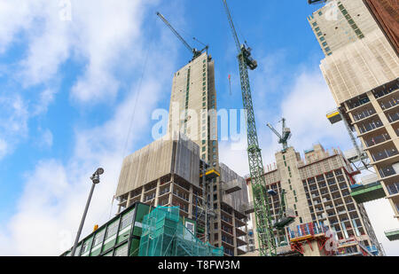 Woking, Surrey: Bau der neuen Hochhaus gemischte Verwendung Victoria Square Entwicklung weiterhin mit konkreten Kerne und Turmdrehkrane Stockfoto