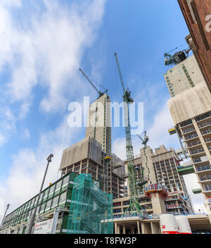 Woking, Surrey: Bau der neuen Hochhaus gemischte Verwendung Victoria Square Entwicklung weiterhin mit konkreten Kerne und Turmdrehkrane Stockfoto