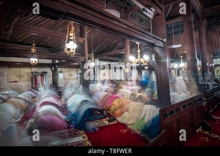 Yogyakarta, Indonesien. 10. Mai, 2019. Dieses Bild wurde am 10. Mai 2019 zeigt die indonesischen Muslime Durchführung Tarawih Gebet von Kauman Große Moschee, Yogyakarta, Indonesien während des heiligen Monats Ramadan. Muslime auf der ganzen Welt nicht von morgens bis abends essen, zu beten und für nächtliche Feste sammeln die fast während des Ramadan zu brechen. Credit: Rizqullah Hamiid Saputra/Pacific Press/Alamy leben Nachrichten Stockfoto