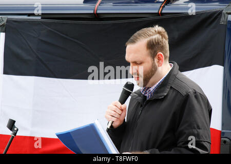 Pforzheim, Deutschland. 11. Mai, 2019. Sascha Krolzig, einer der beiden Vorsitzenden der Partei Rechte sterben, Adressen der Rallye. Rund 80 Menschen in einem Marsch durch Pforzheim, organisiert von der rechten Seite nahm Partei 'Die Rechte' (rechts). Die wichtigsten Fragen der März war die Förderung der Abstimmung für Rechte Sterben" in der bevorstehenden Europawahl und ihren Anti-Einwanderungspolitik. Sie wurden von mehreren hundert Zähler konfrontiert - Demonstranten aus verschiedenen politischen Organisationen. Quelle: Michael Debets/Pacific Press/Alamy leben Nachrichten Stockfoto