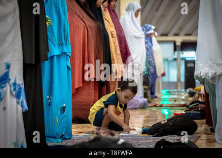 Yogyakarta, Indonesien. 10. Mai, 2019. Dieses Bild wurde am 10. Mai 2019 zeigt ein Junge an kauman Große Moschee, Yogyakarta, Indonesien zieht während der indonesischen Muslime Durchführung Tarawih Gebet genommen. Muslime auf der ganzen Welt nicht von morgens bis abends essen, zu beten und für nächtliche Feste sammeln die fast während des Ramadan zu brechen. Credit: Rizqullah Hamiid Saputra/Pacific Press/Alamy leben Nachrichten Stockfoto