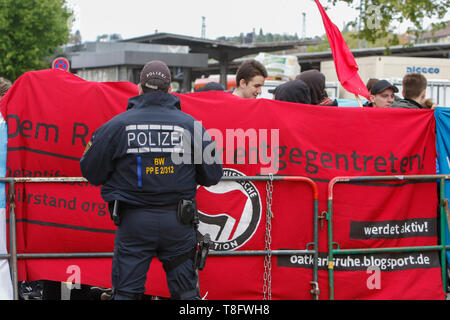 Pforzheim, Deutschland. 11. Mai, 2019. Ein Polizeioffizier Uhren der Zähler protestieren. Rund 80 Menschen in einem Marsch durch Pforzheim, organisiert von der rechten Seite nahm Partei 'Die Rechte' (rechts). Die wichtigsten Fragen der März war die Förderung der Abstimmung für Rechte Sterben" in der bevorstehenden Europawahl und ihren Anti-Einwanderungspolitik. Sie wurden von mehreren hundert Zähler konfrontiert - Demonstranten aus verschiedenen politischen Organisationen. Quelle: Michael Debets/Pacific Press/Alamy leben Nachrichten Stockfoto