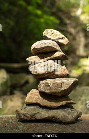 Cairn Steine sorgfältig in der Frühlingssonne ausgeglichen. Stockfoto