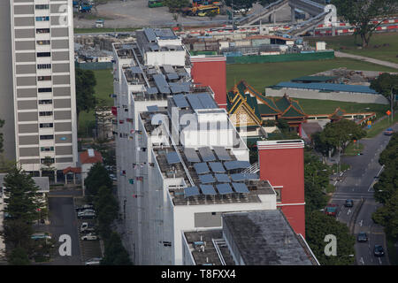 Die Luftaufnahme von Photovoltaik-Solarpaneelen wird im Gebäude installiert, um Sonnenlicht als Energiequelle zur Stromerzeugung aufzunehmen. Singapur. Stockfoto