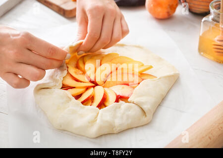 Frau Vorbereitung pfirsich Galette, Nahaufnahme Stockfoto