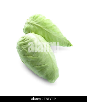 Frischem Spitzkohl auf farbigen Hintergrund Stockfoto