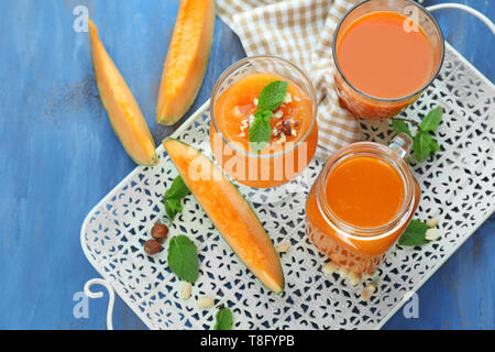 Komposition mit frische Melone Smoothie auf hölzernen Tisch Stockfoto