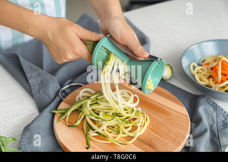 Frau, die Zucchini Spaghetti Stockfoto