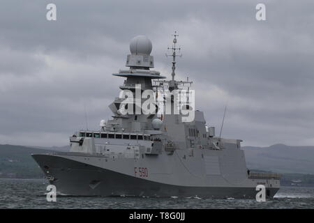 Seine Carlo Bergamini (F 590), eine Bergamini-Klasse Fregatte von der Italienischen Marine betriebenen, vorbei an Gourock während der Übung gewaltige Shield 2019. Stockfoto