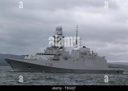 Seine Carlo Bergamini (F 590), eine Bergamini-Klasse Fregatte von der Italienischen Marine betriebenen, vorbei an Gourock während der Übung gewaltige Shield 2019. Stockfoto