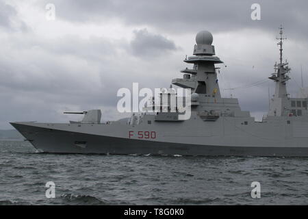 Seine Carlo Bergamini (F 590), eine Bergamini-Klasse Fregatte von der Italienischen Marine betriebenen, vorbei an Gourock während der Übung gewaltige Shield 2019. Stockfoto