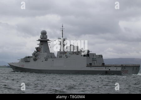 Seine Carlo Bergamini (F 590), eine Bergamini-Klasse Fregatte von der Italienischen Marine betriebenen, vorbei an Gourock während der Übung gewaltige Shield 2019. Stockfoto