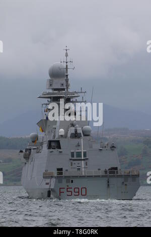 Seine Carlo Bergamini (F 590), eine Bergamini-Klasse Fregatte von der Italienischen Marine betriebenen, vorbei an Gourock während der Übung gewaltige Shield 2019. Stockfoto