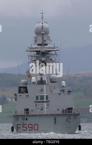 Seine Carlo Bergamini (F 590), eine Bergamini-Klasse Fregatte von der Italienischen Marine betriebenen, vorbei an Gourock während der Übung gewaltige Shield 2019. Stockfoto