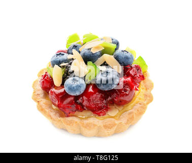 Leckere Törtchen mit Obst und Beeren auf weißem Hintergrund Stockfoto